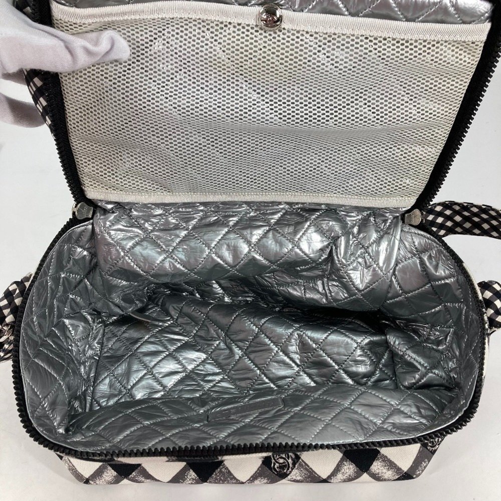 CHANEL White Shoulder Bag - Picture 15 of 16